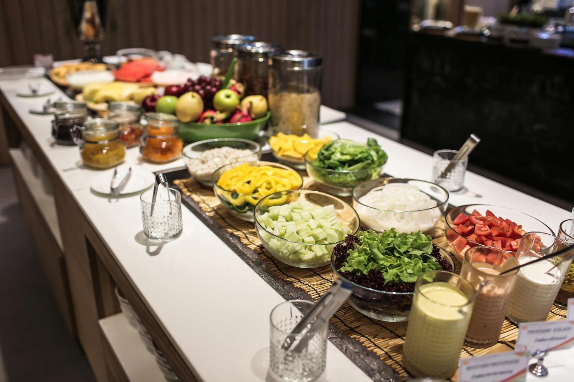 Fifth Pattaya Jomtien By Shiwalai Int Hotel Екстериор снимка A salad bar