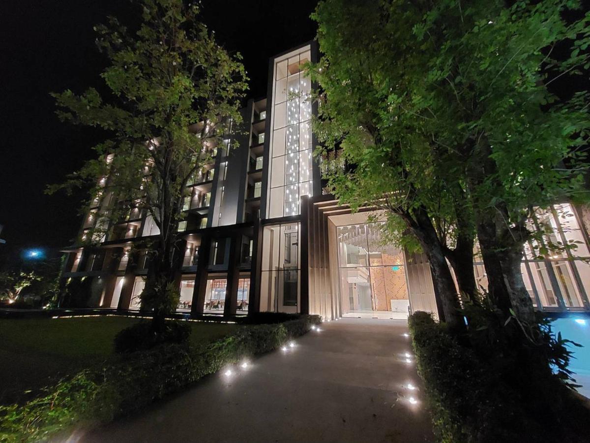 Fifth Pattaya Jomtien By Shiwalai Int Hotel Екстериор снимка The hotel at night