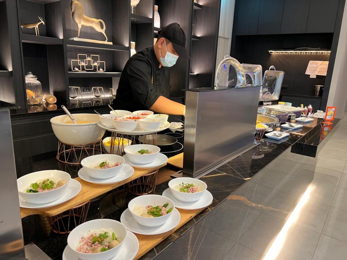 Fifth Pattaya Jomtien By Shiwalai Int Hotel Екстериор снимка A chef preparing Thai food at the airport