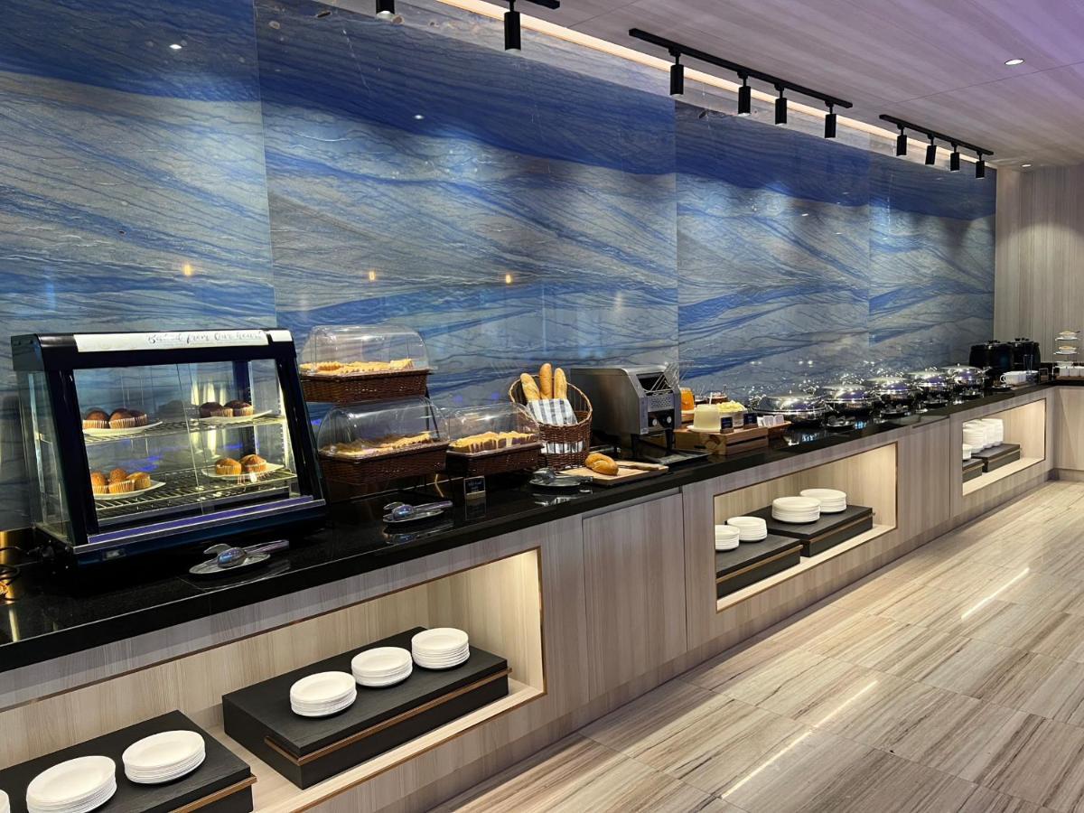 Fifth Pattaya Jomtien By Shiwalai Int Hotel Екстериор снимка The buffet at the lounge