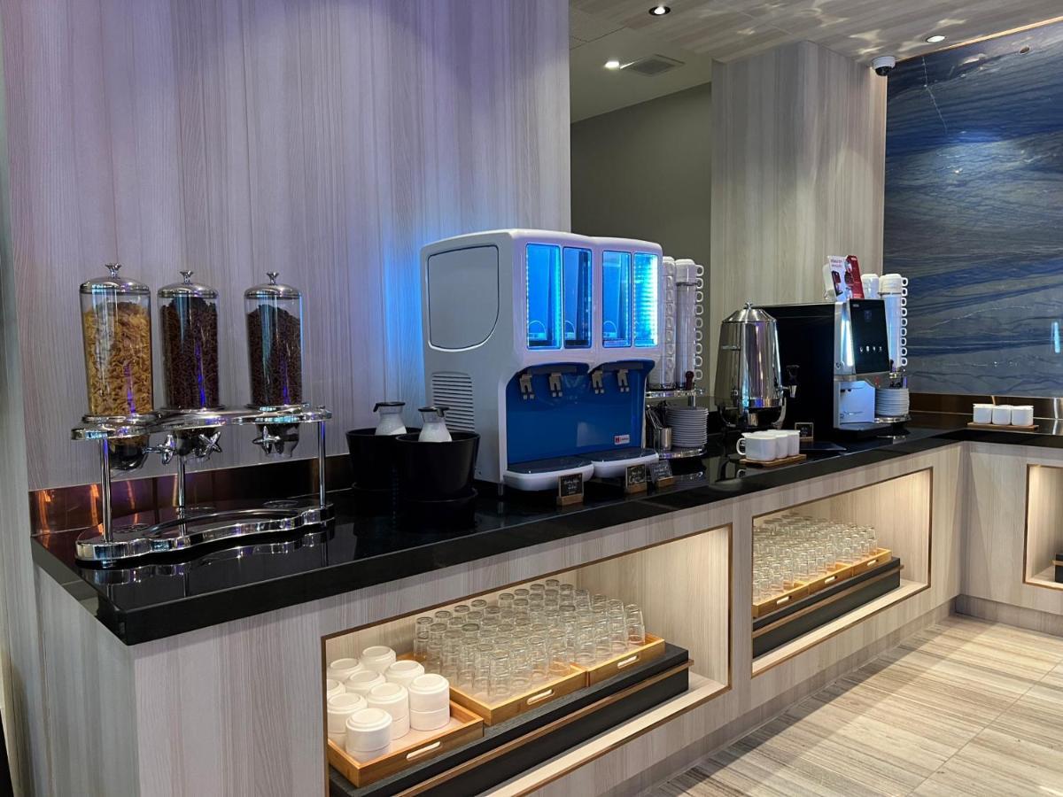 Fifth Pattaya Jomtien By Shiwalai Int Hotel Екстериор снимка A coffee machine in a lounge