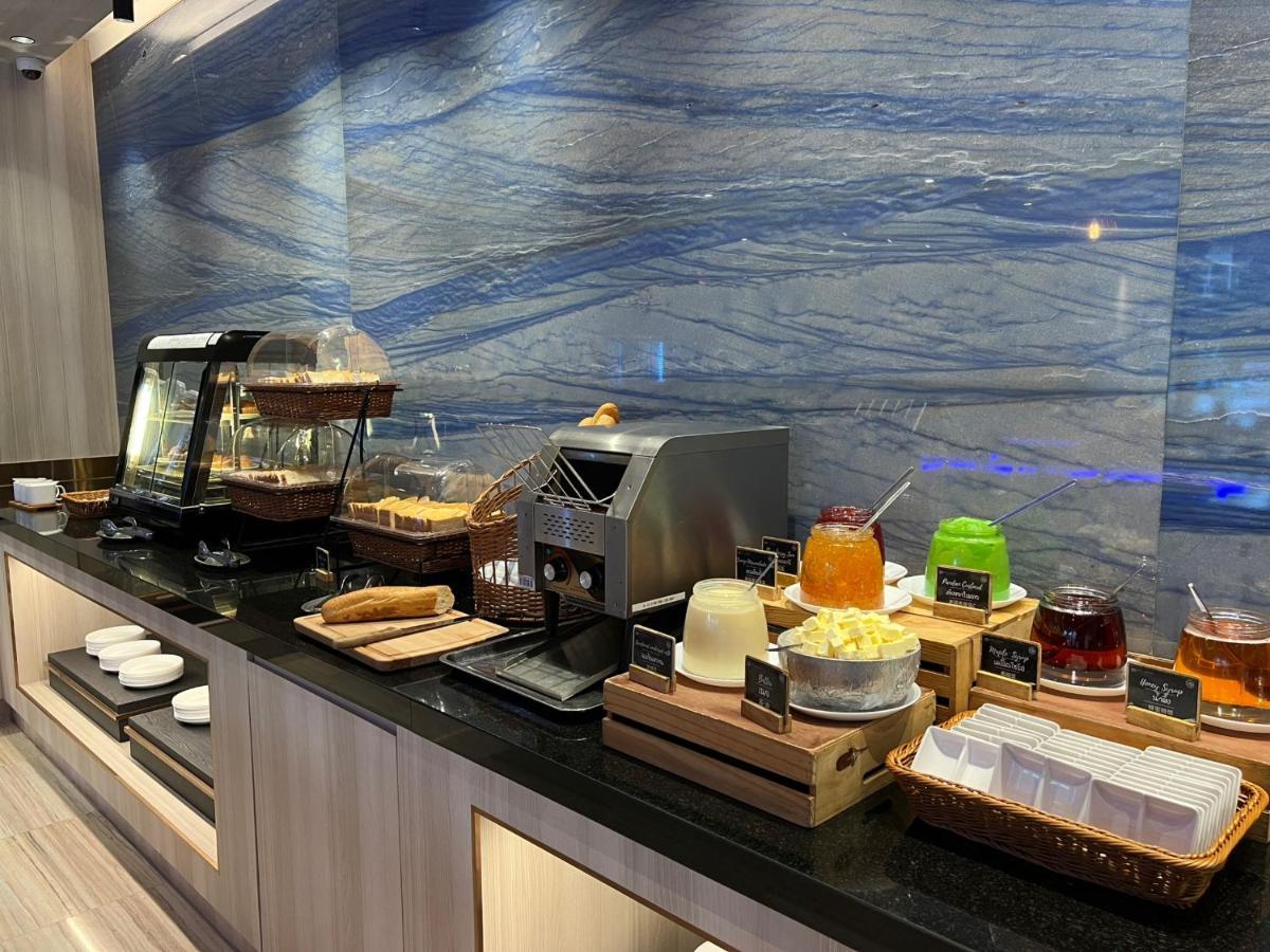 Fifth Pattaya Jomtien By Shiwalai Int Hotel Екстериор снимка A selection of food at the lounge