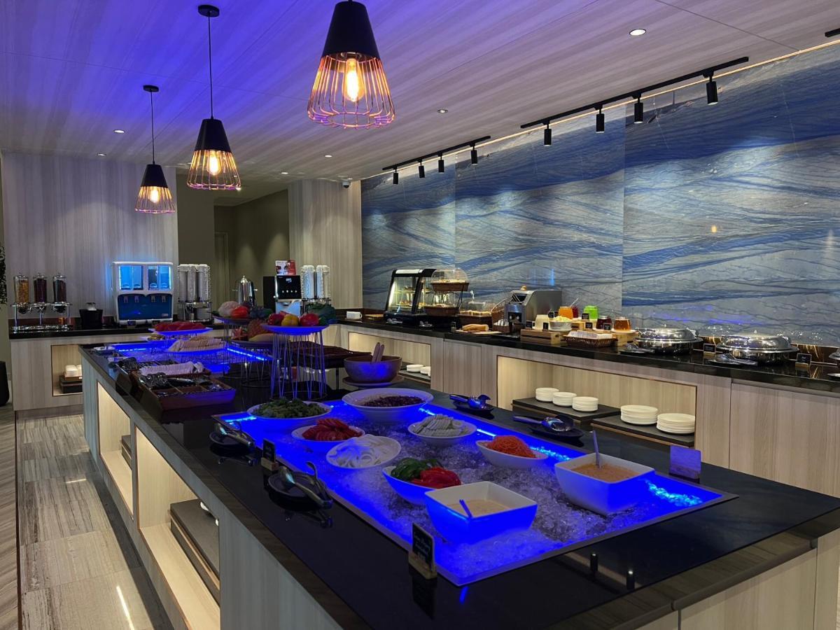 Fifth Pattaya Jomtien By Shiwalai Int Hotel Екстериор снимка The buffet at the lounge