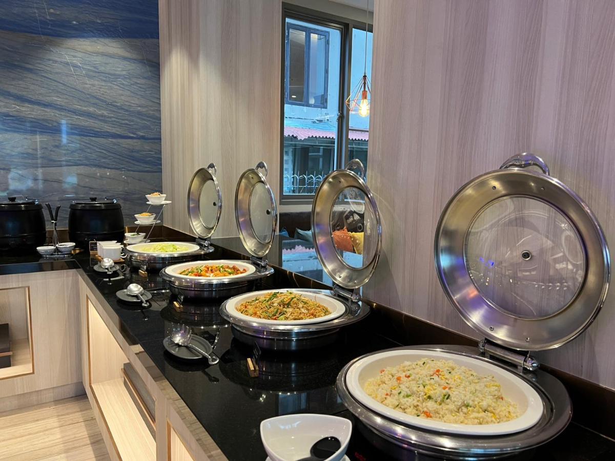 Fifth Pattaya Jomtien By Shiwalai Int Hotel Екстериор снимка A selection of food at a buffet