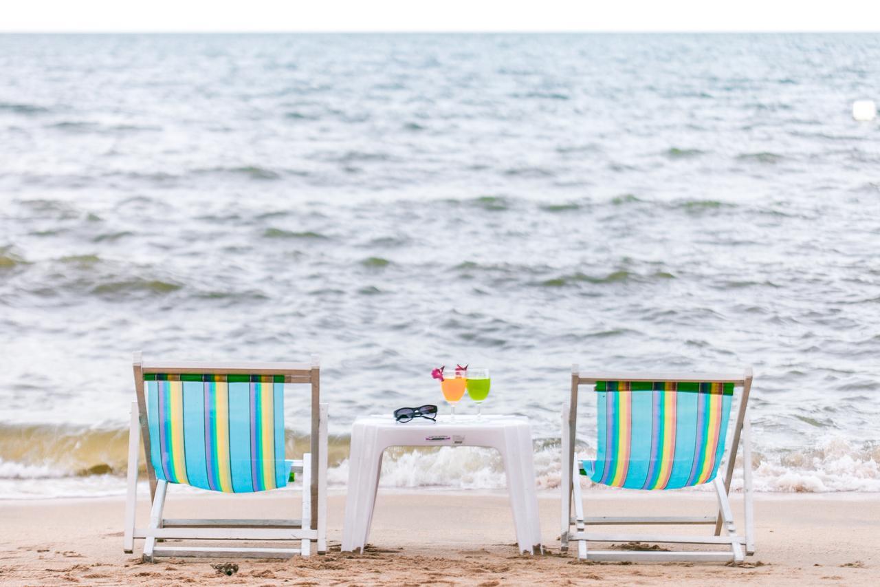 Fifth Pattaya Jomtien By Shiwalai Int Hotel Екстериор снимка A beach chair